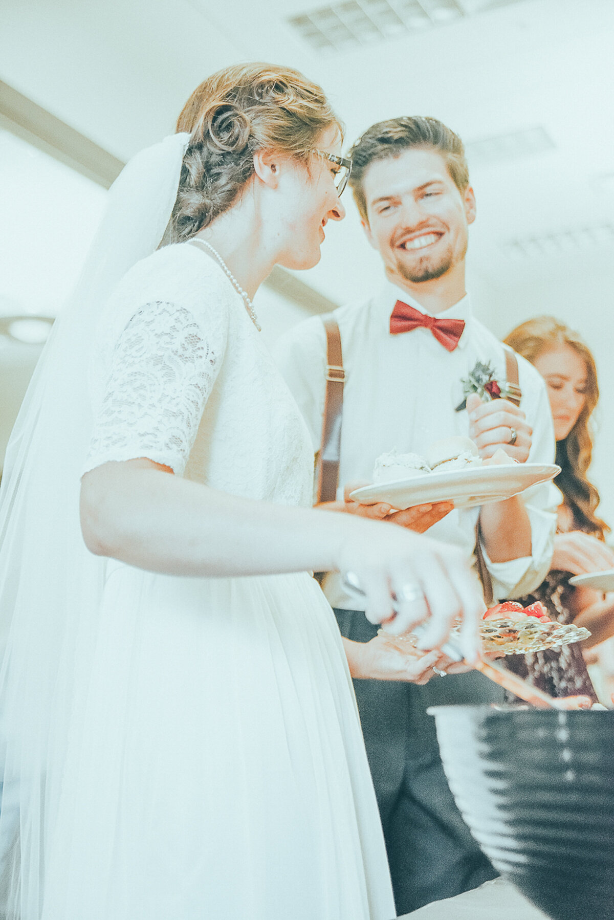 wedding speeches and cake | Iowa wedding photographer | Iowa Photographer | Playlife | Cedar Rapids | Iowa City | Kalona | Alaynna Ann Schwartz-24