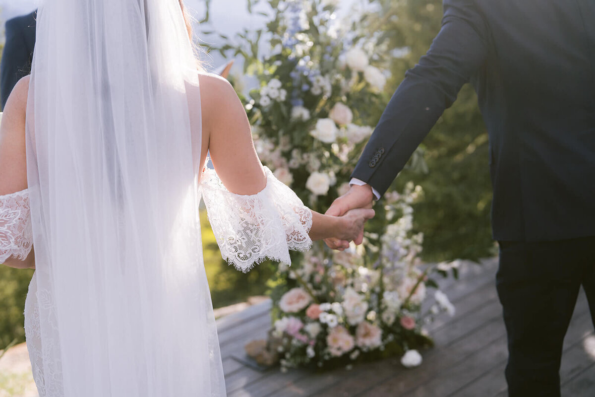 sharron-ian-aspen-mountain-club-ceremony-flowers