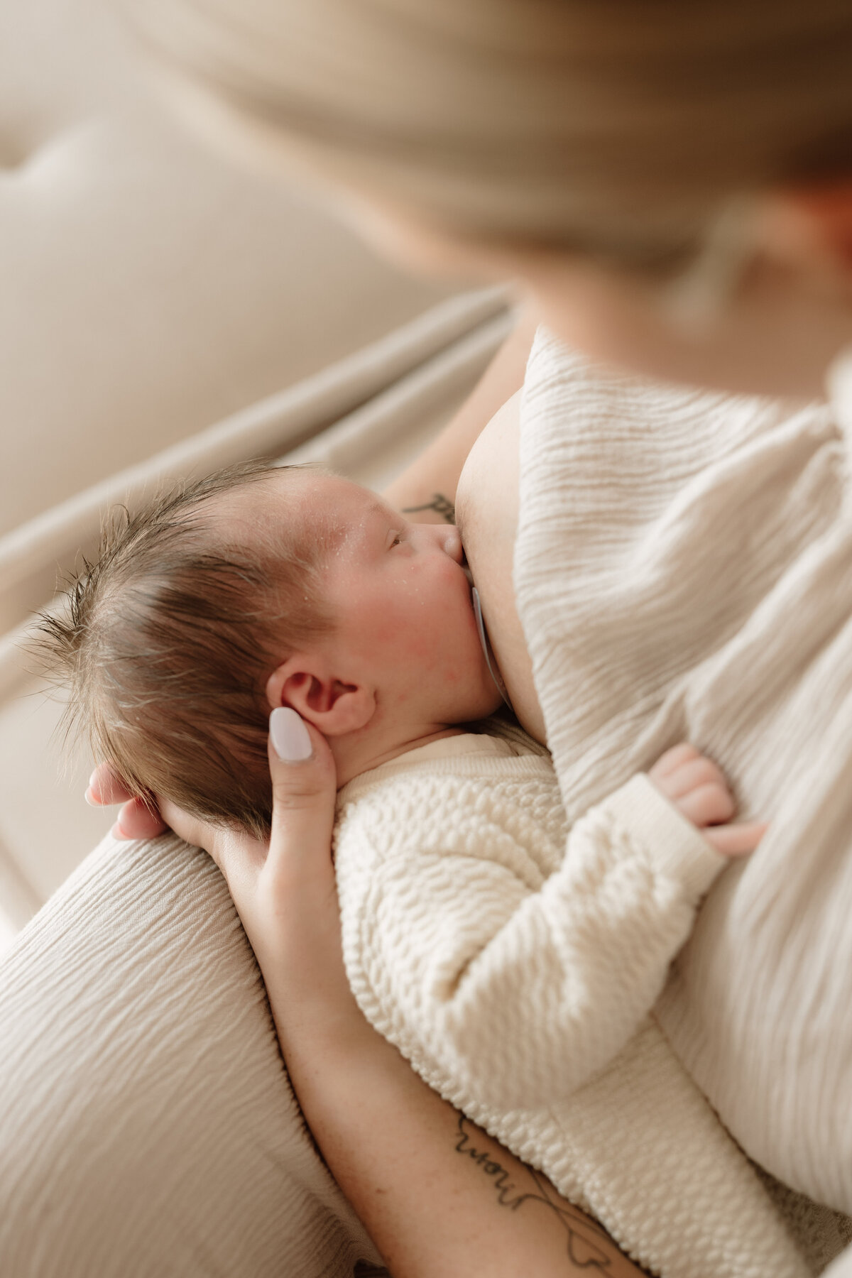 newborn fotograaf - gezinsfotograaf - zwangerschapsfotografie - videograaf - Sint-Niklaas - Pictures by Jess - Mama en baby shoot