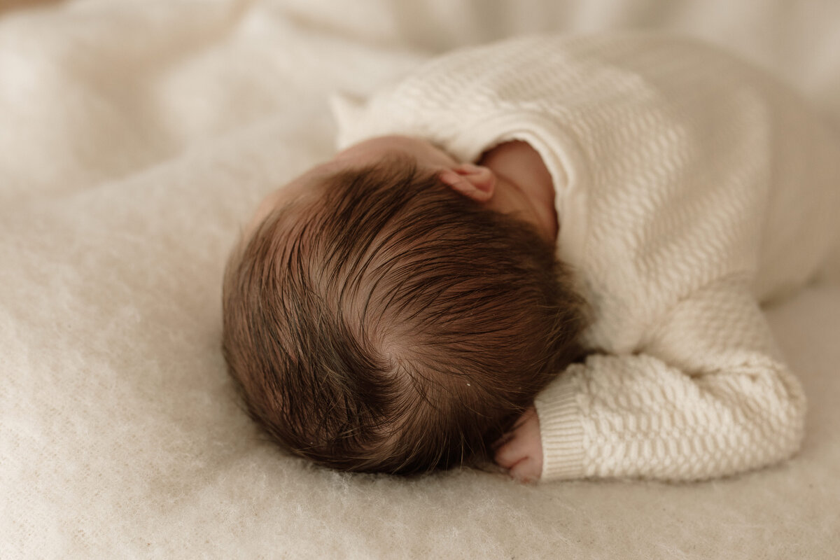 newborn fotograaf - gezinsfotograaf - zwangerschapsfotografie - videograaf - Sint-Niklaas - Pictures by Jess - Mama en baby shoot