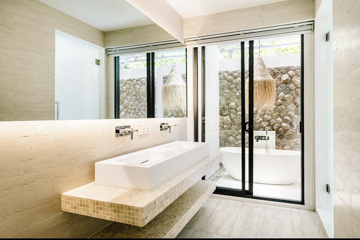 Discover the rooms in Casa Orientale, a beautiful Balinese-style villa, surrounded by lush vegetation, near Mae Nam in Koh Samui Thailand.
