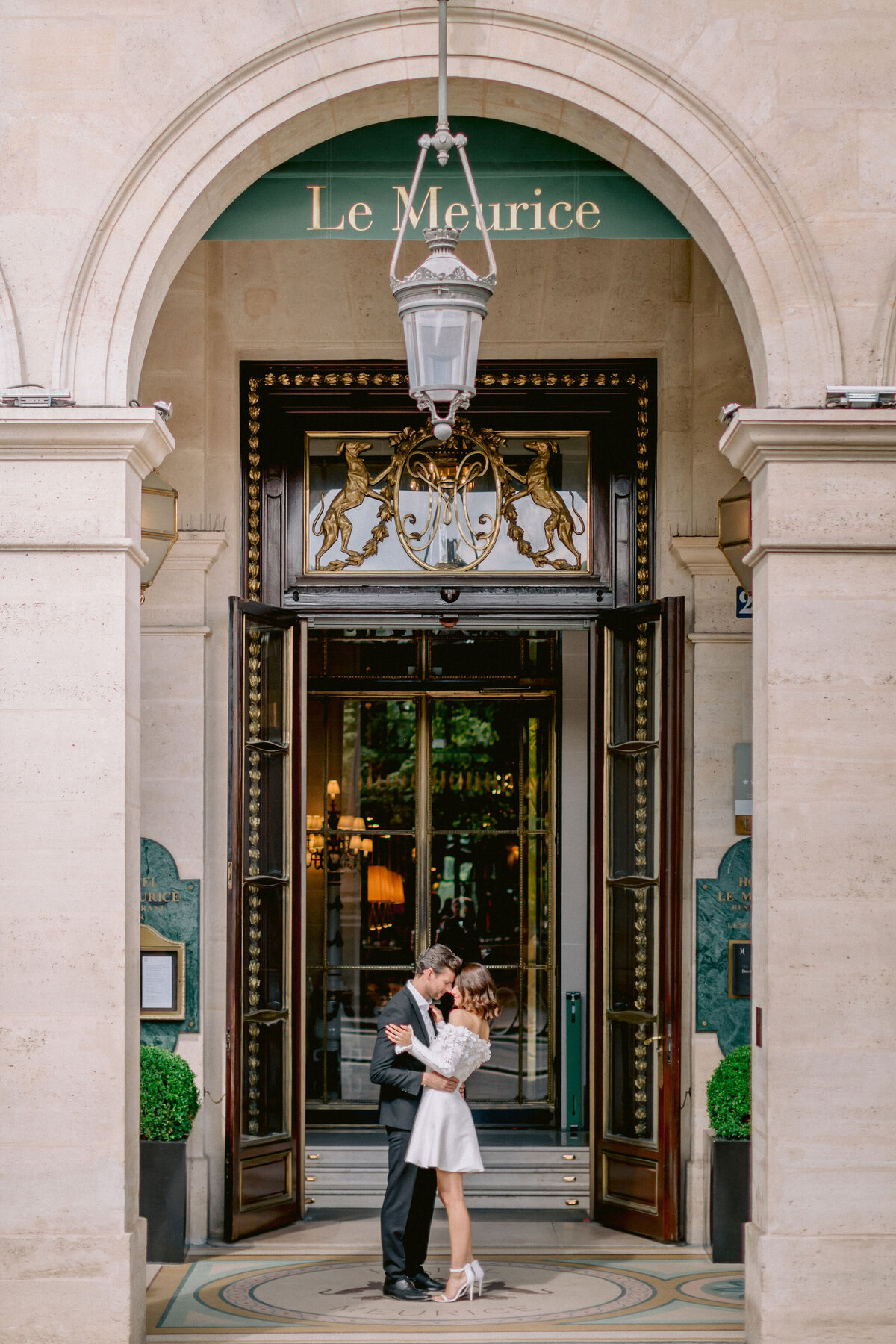the bride and groom at Le Meurice's entrance