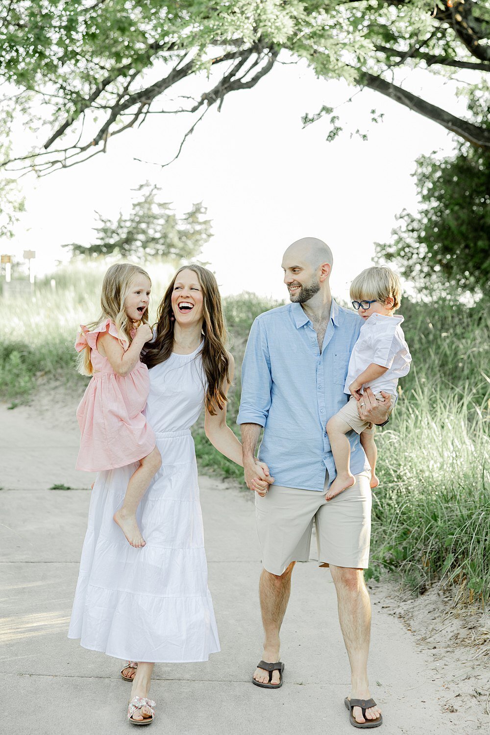 extended-family-session-muskegon-lake-michigan-beach-8.jpg9
