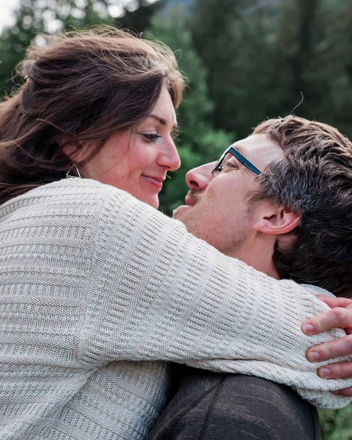 photographer-who-does-both-romantic-vacation-engagement-sessions-and-elopements-in-alaska-Soul-and-Sky-Weddings