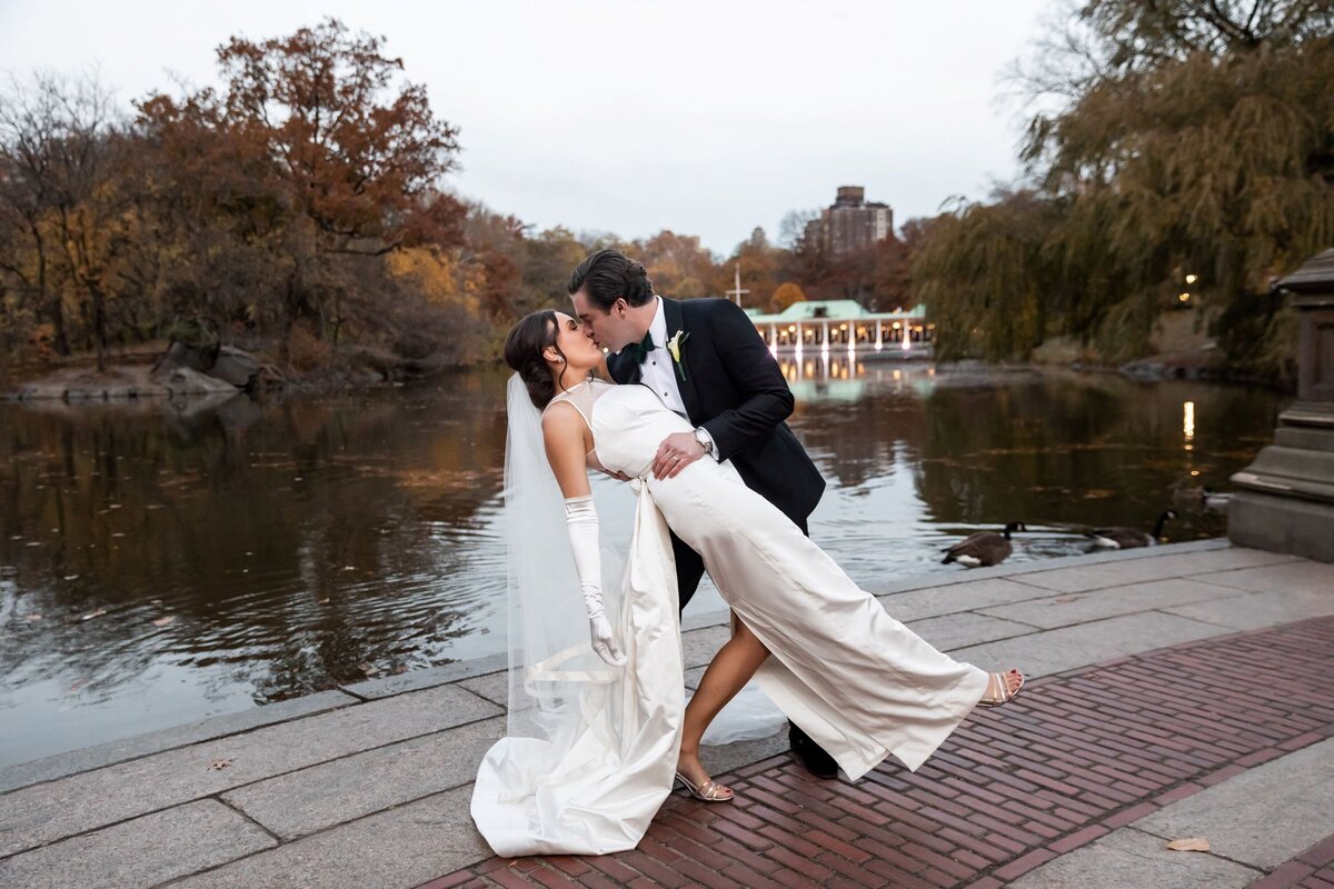 emma-cleary-new-york-nyc-wedding-photographer-videographer-venue-loeb-boathouse-in-central-park-16