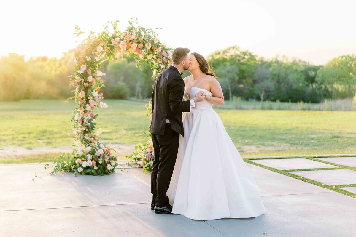 texas-sunset-wedding-flowers-tamara-menges-designs-66