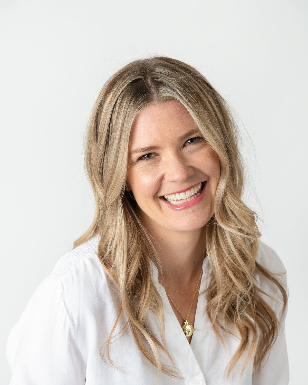 Headshot-of-woman-with-blonde-hair-laughing