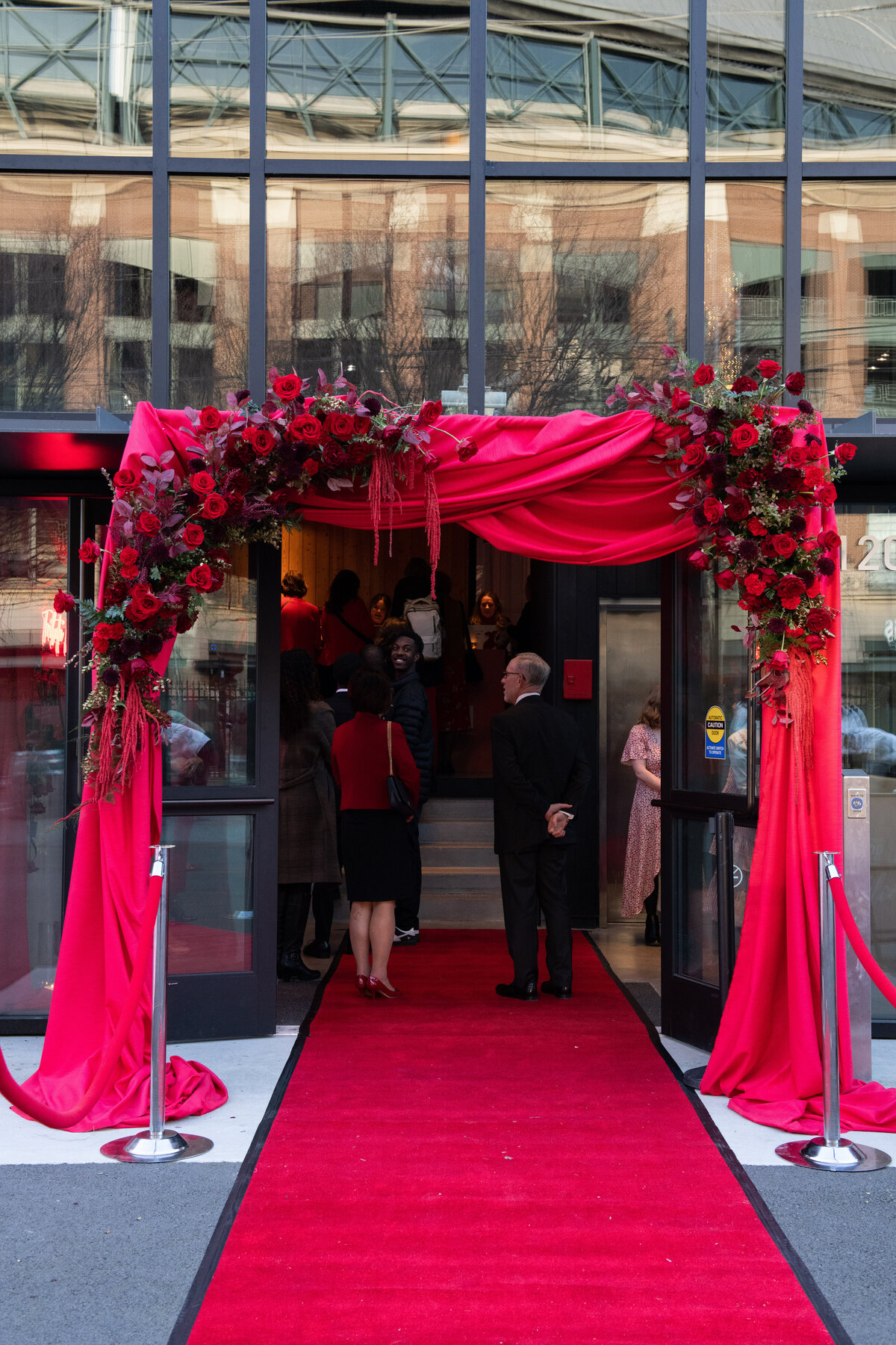Red-Flowers-for-Fundraiser-Gala-Flora-Nova-Design-Seattle-00018
