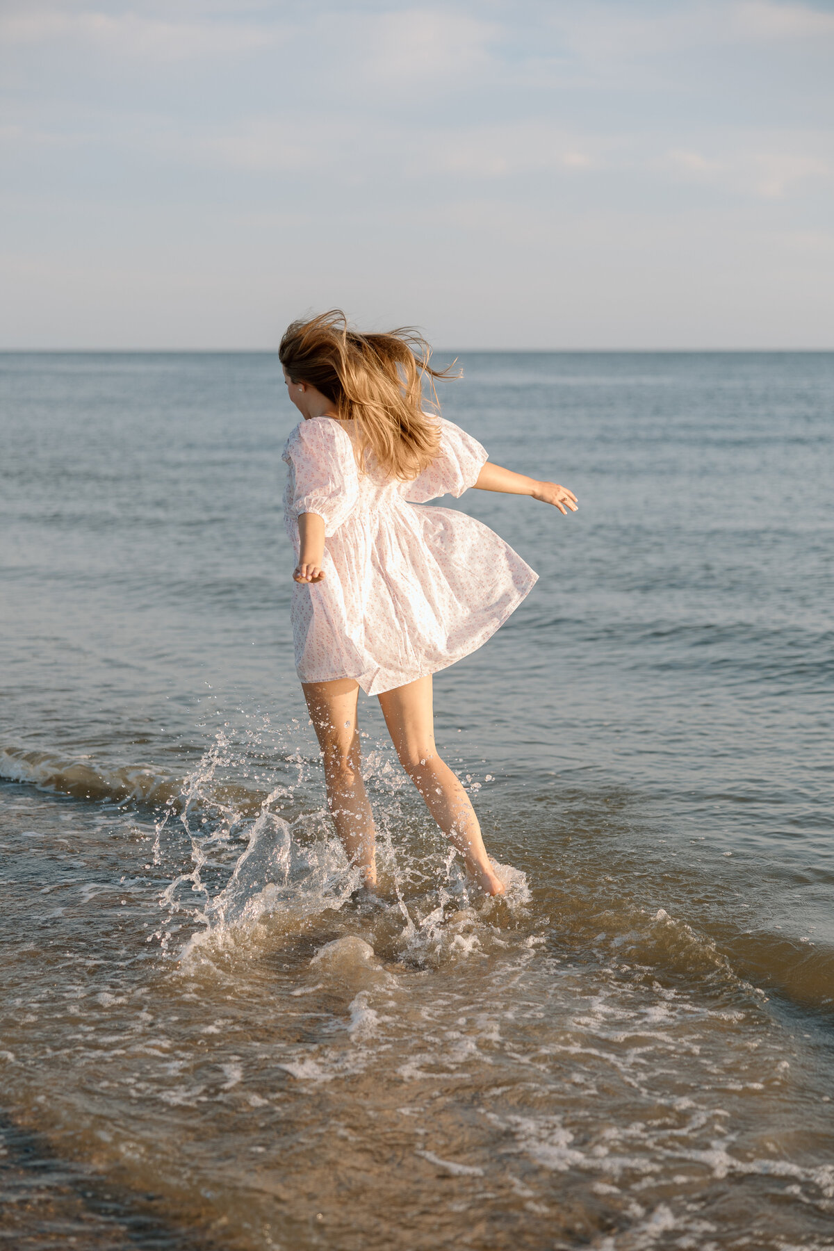 Senior runs through the shore of the ocean.