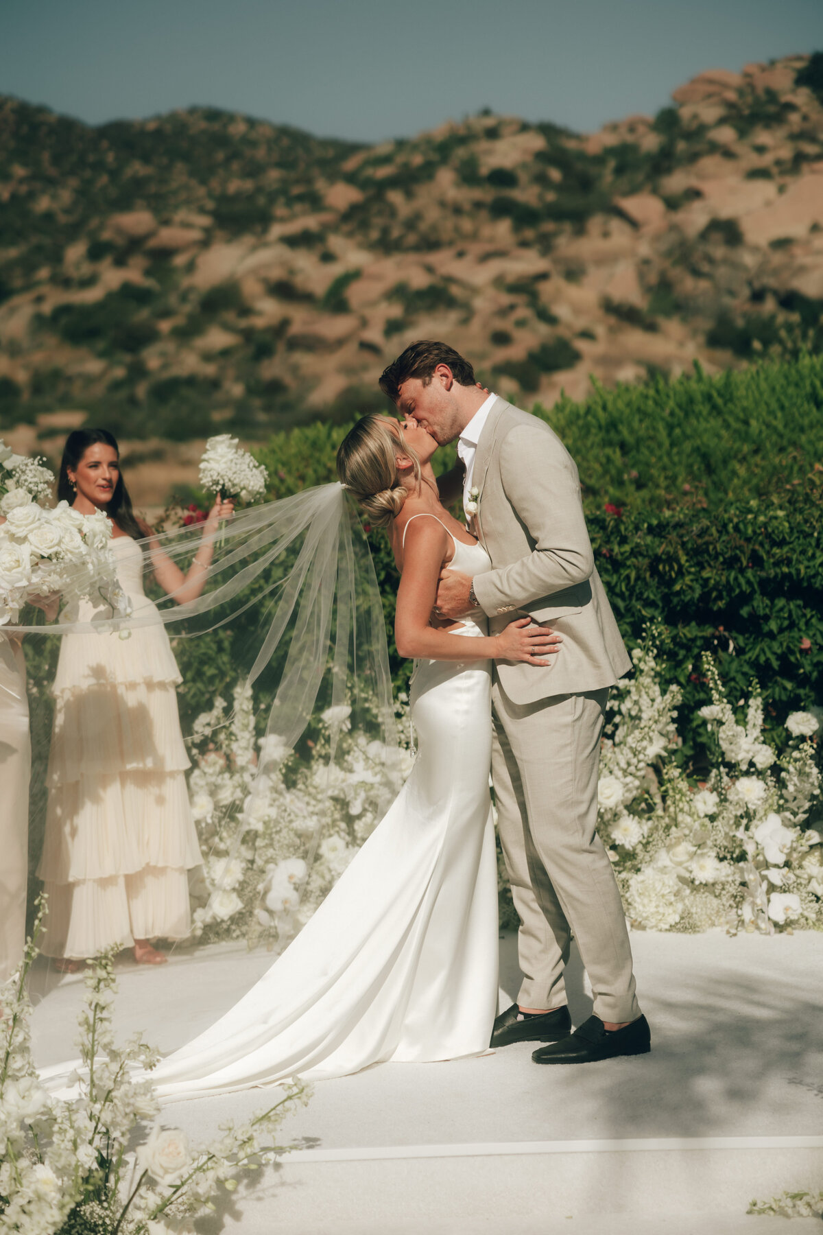 hummingbird-nest-ranch-california-elegant-luxury-wedding-57