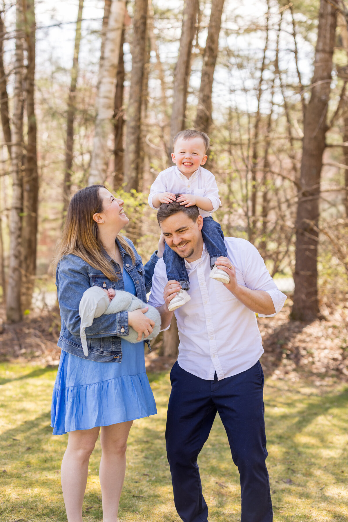 lifestyle newborn at home outdoor photo shoot