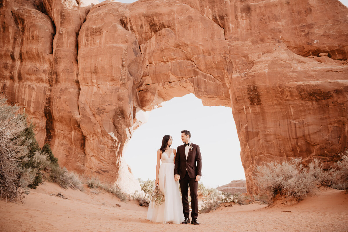 Utah elopement photographer captures bride and groom under arch for wedding photos