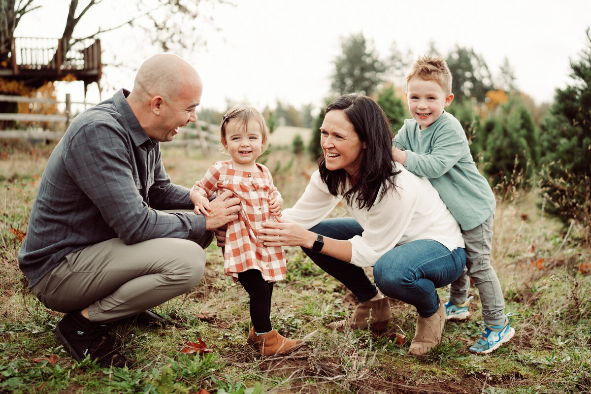 Portland-Christmas-Tree-Farm-Mini-Sessions-091