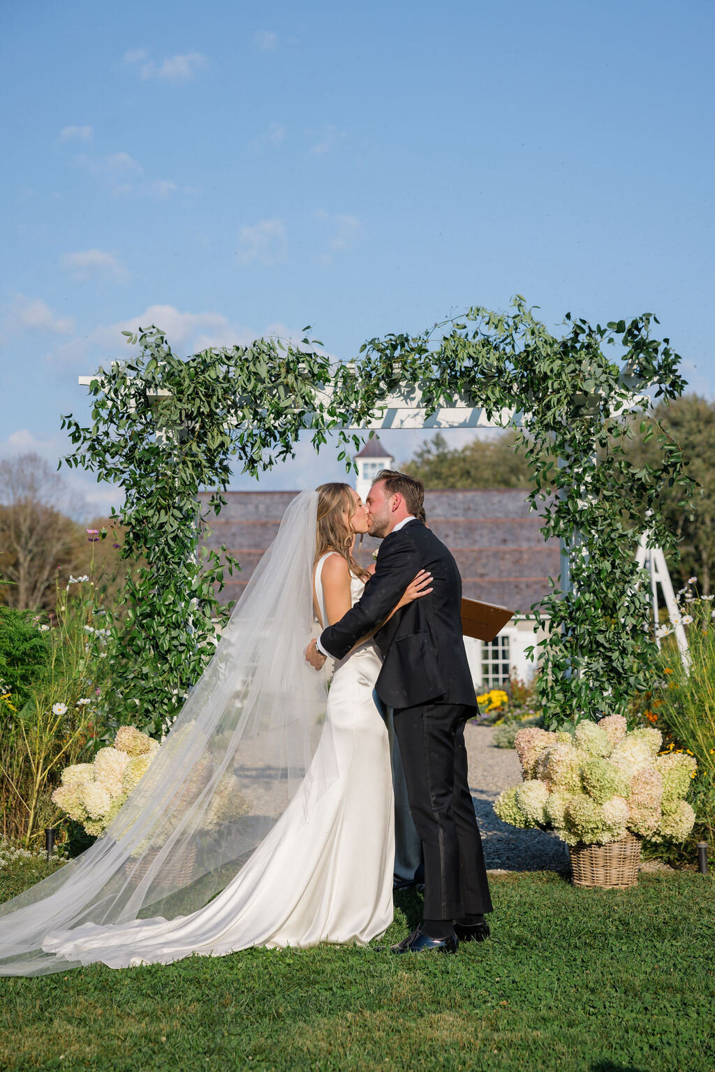 first-kiss-at-smith-farm-gardens-ct-jen-strunk-events