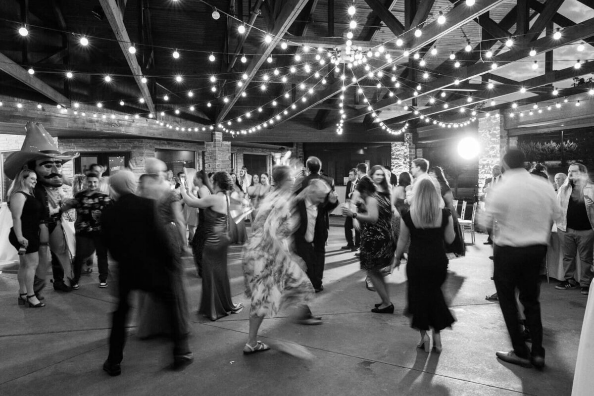 blurry-guests-while-dancing-quickly