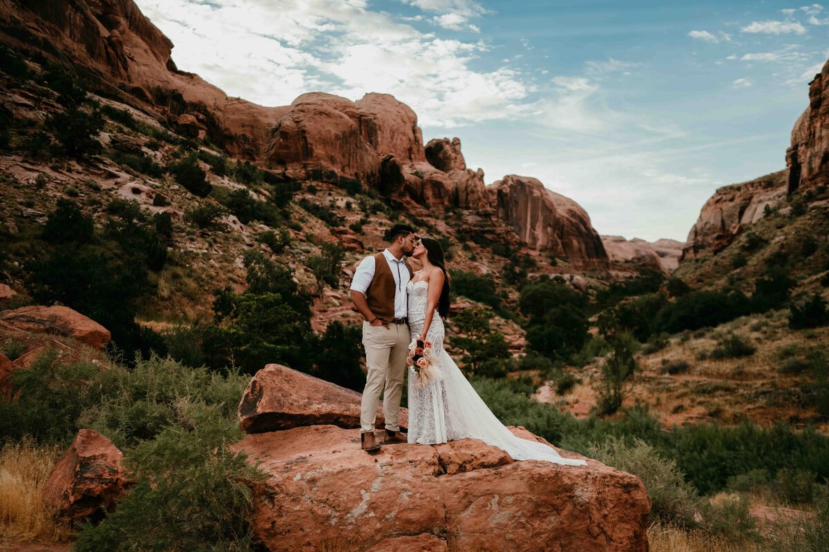 Moab-Utah-elopement-Photographer-Chasing-Creative