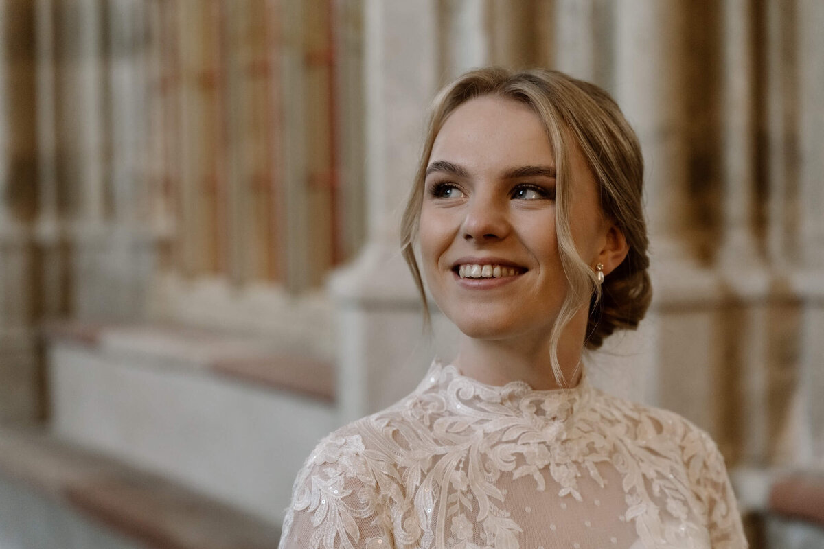 Portret van bruid op bruiloft door trouwfotograaf Julia de Groot