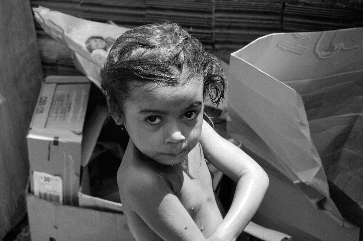Een meisje in de sloppenwijken van Brazilië