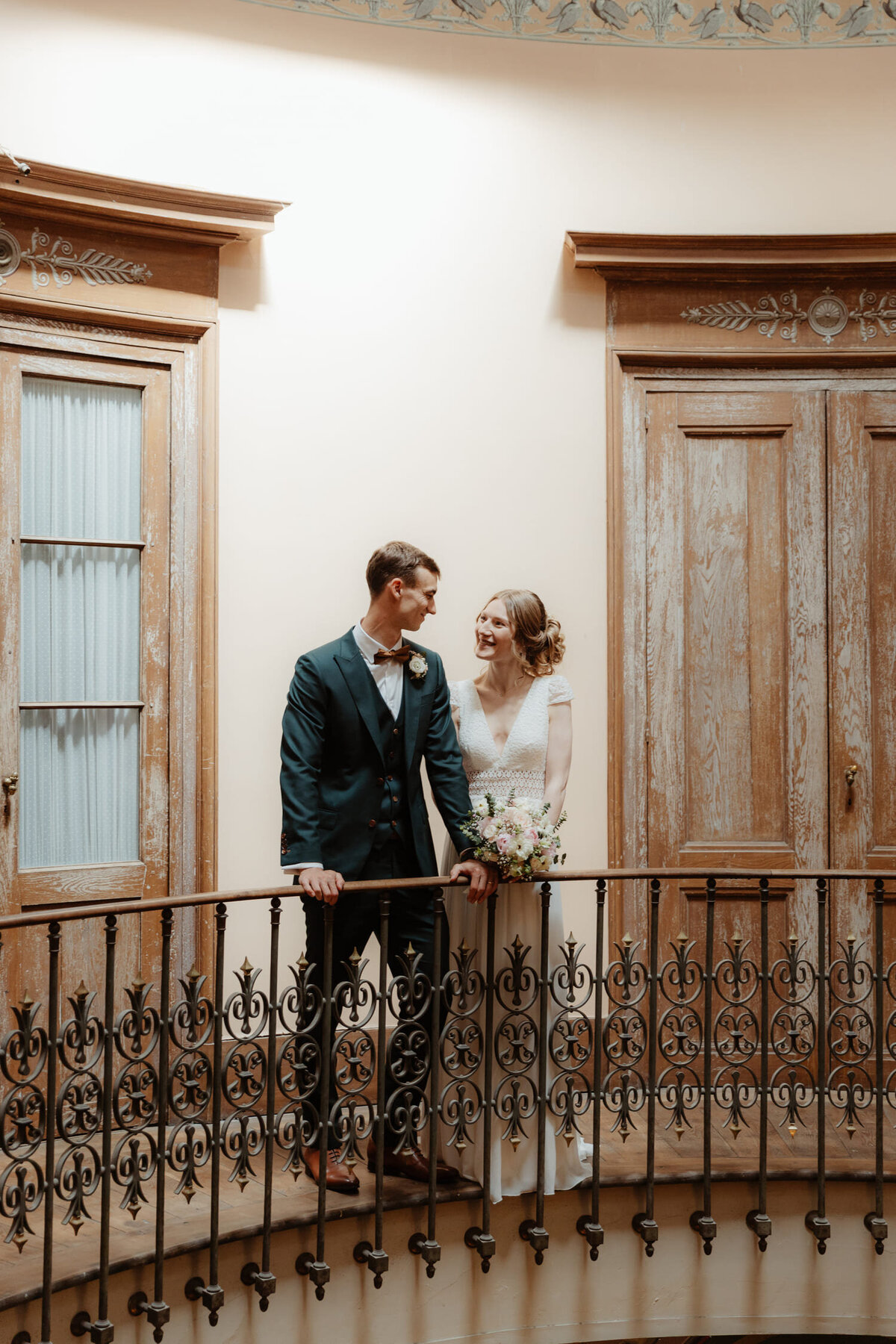 Elodie-et-Ludvik-mariage-couple-interieur-chateau1