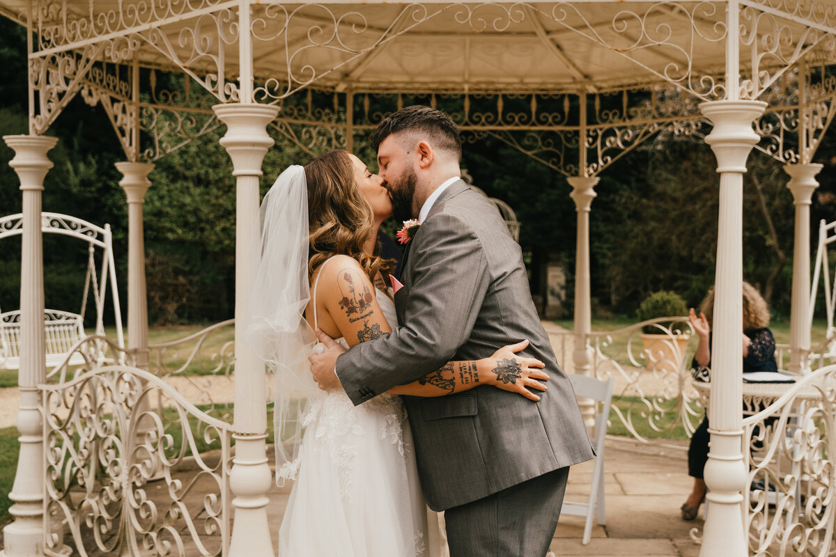 GraceDovePhotography-Laura&BrettWedding-Ceremony&Confetti-101
