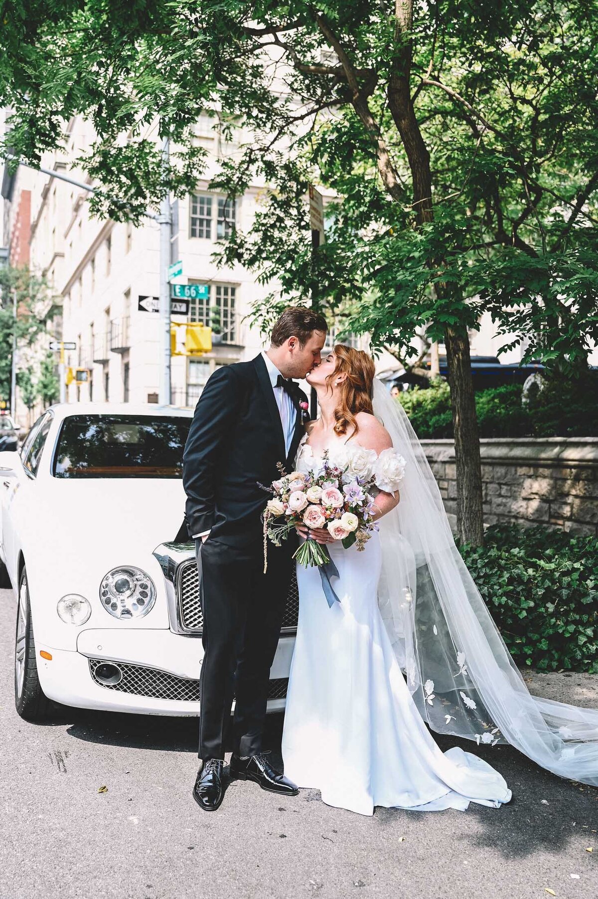 jaclyn-fisher-events-planning-colorful-summer-garden-wedding-in-nyc-30