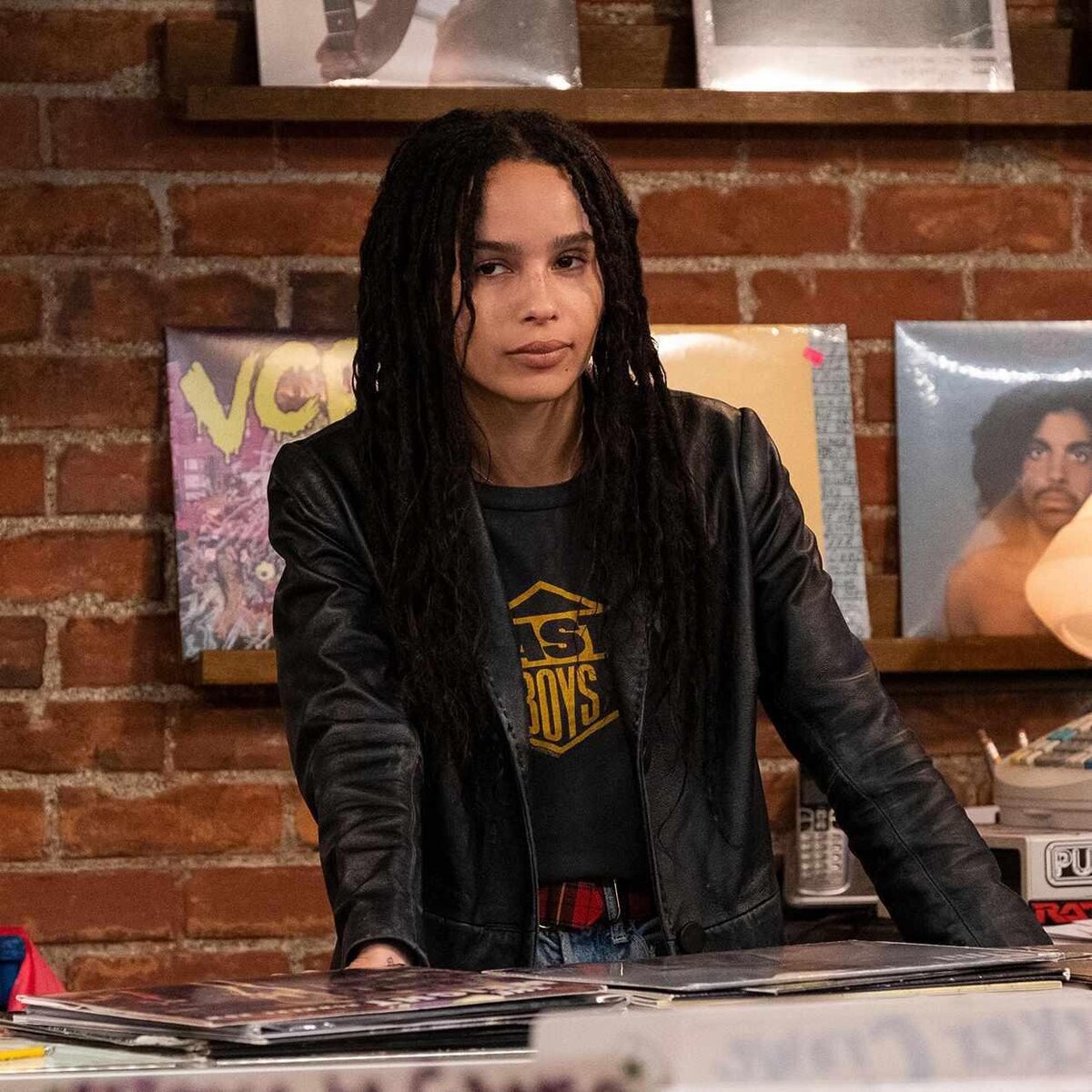 fashion-moment-zoe-kravitz-as-rob-high-fidelity-v0-e904jsgqtkac1