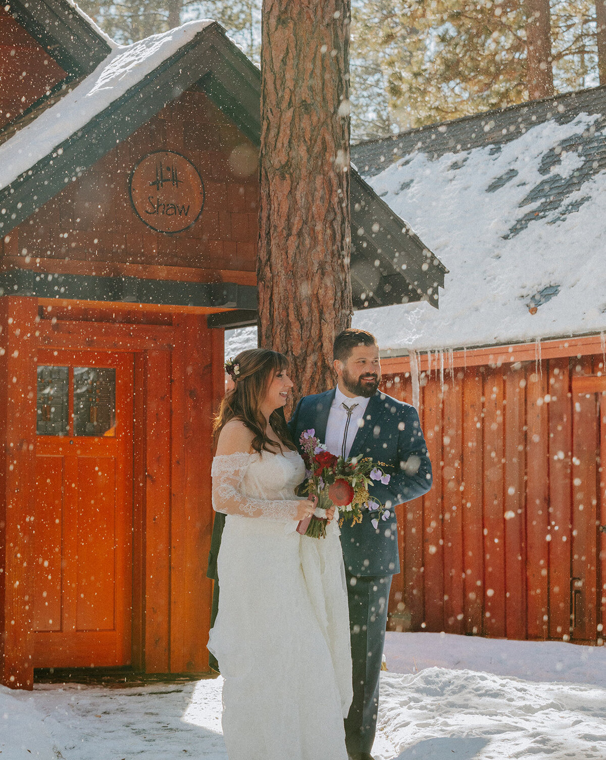 winter-snow-wedding-five-pine-lodge-oregon-venue-february-sun-colorful-western-chic-fur-blankets-candles04059