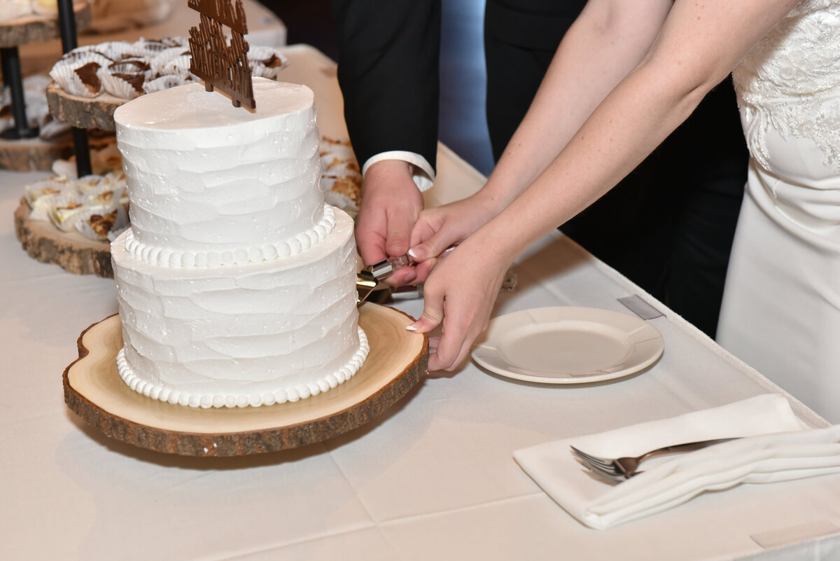 4392-Wedding at The Grands at Mulligans in Sartell Minnesota- Wedding Photographer Nicole Hollenkamp