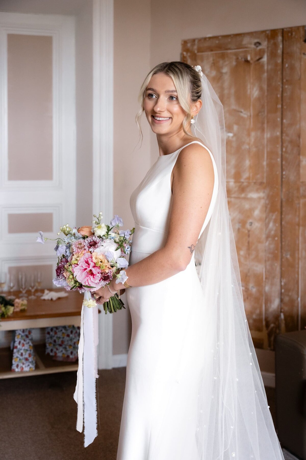 elegant-french-bride-colorful-wedding-bouquet