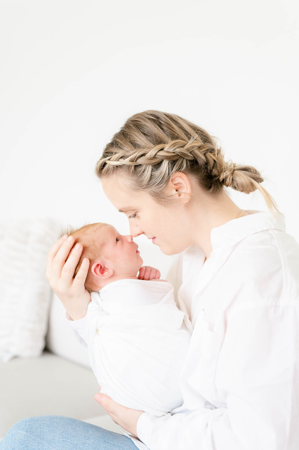 2023-newborn-white-mom-baby-nose-to-nose