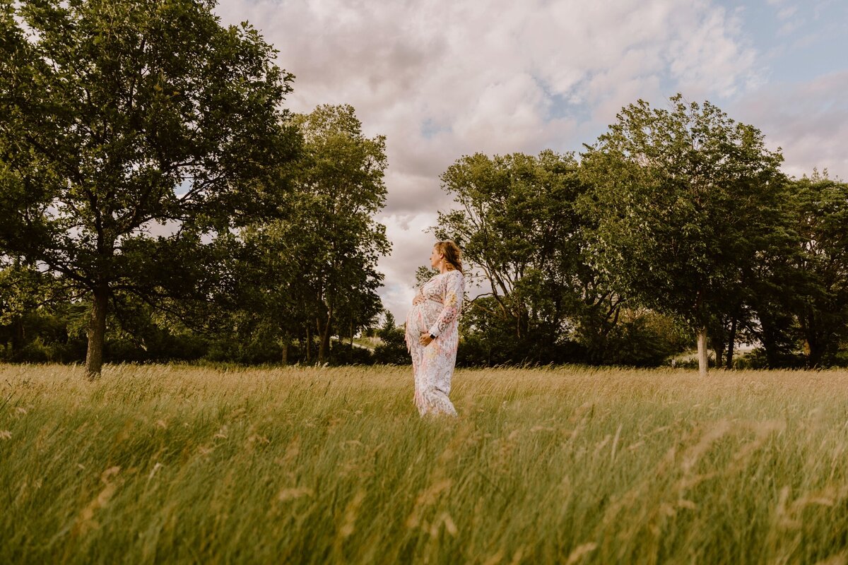 maternity-session-outdoor-field-ada-hayden-heritage-park-ames-iowa-storyteller-collective-photo-co
