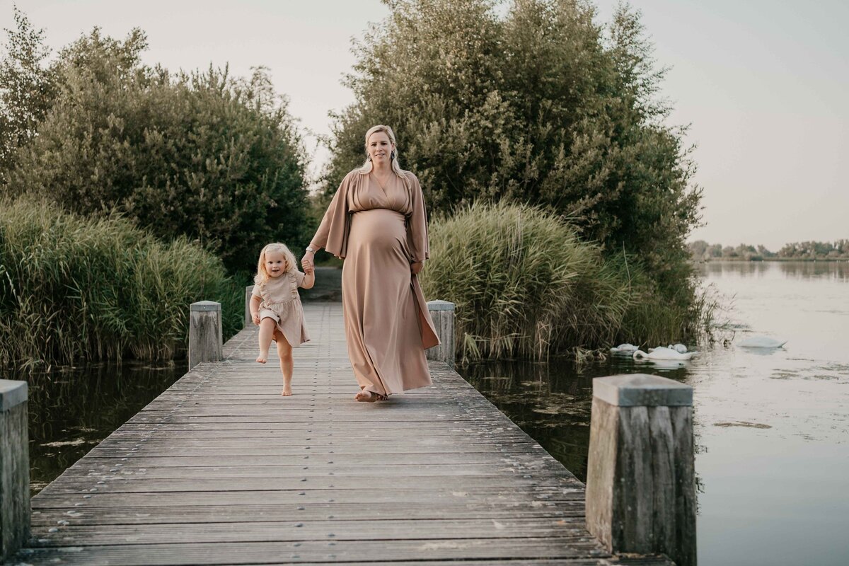 leukfotografie-zwangerschapsshoot-het-twiske-ontspannen.-15