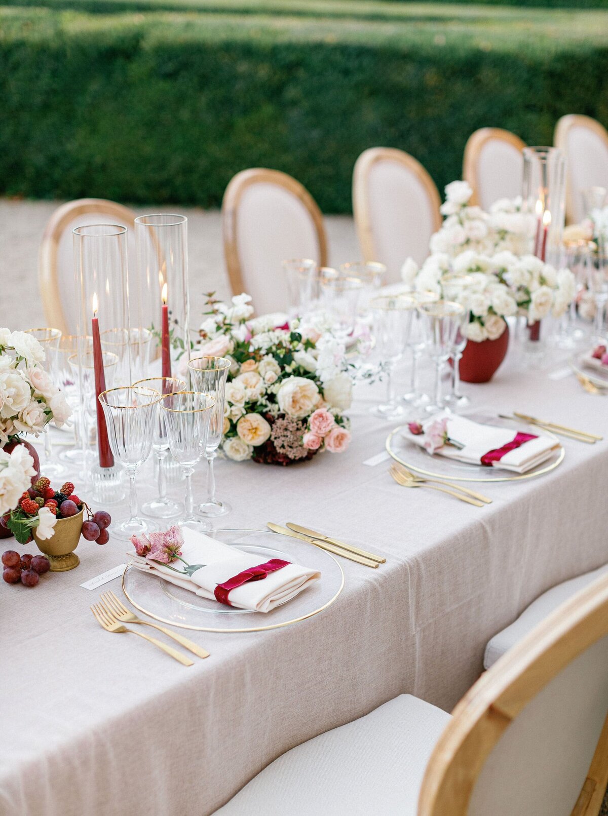 White-gold-burgundy-wedding-table-design
