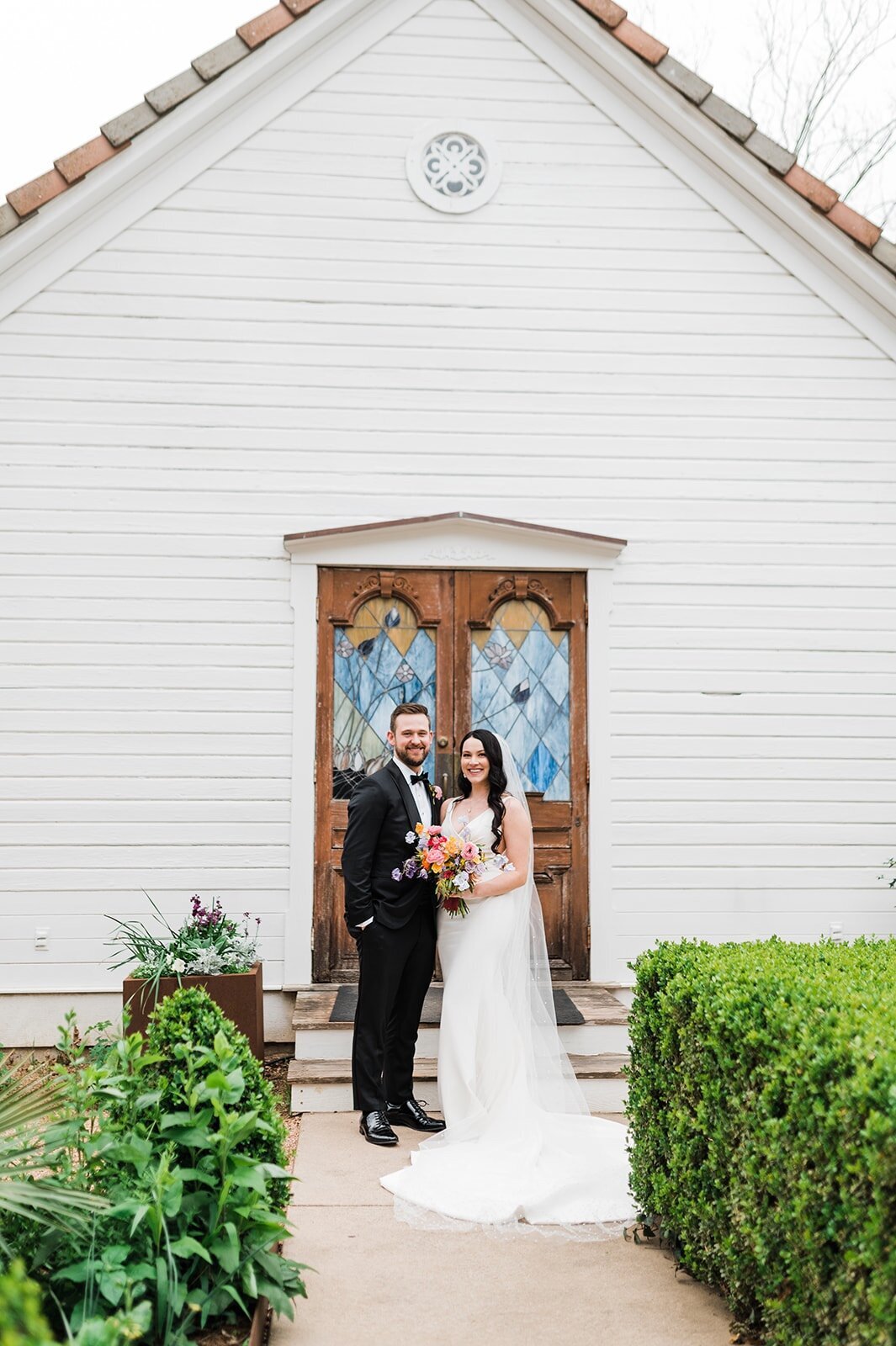 bride-and-groom-wedding-portaits-barr-mansion-stained-glass