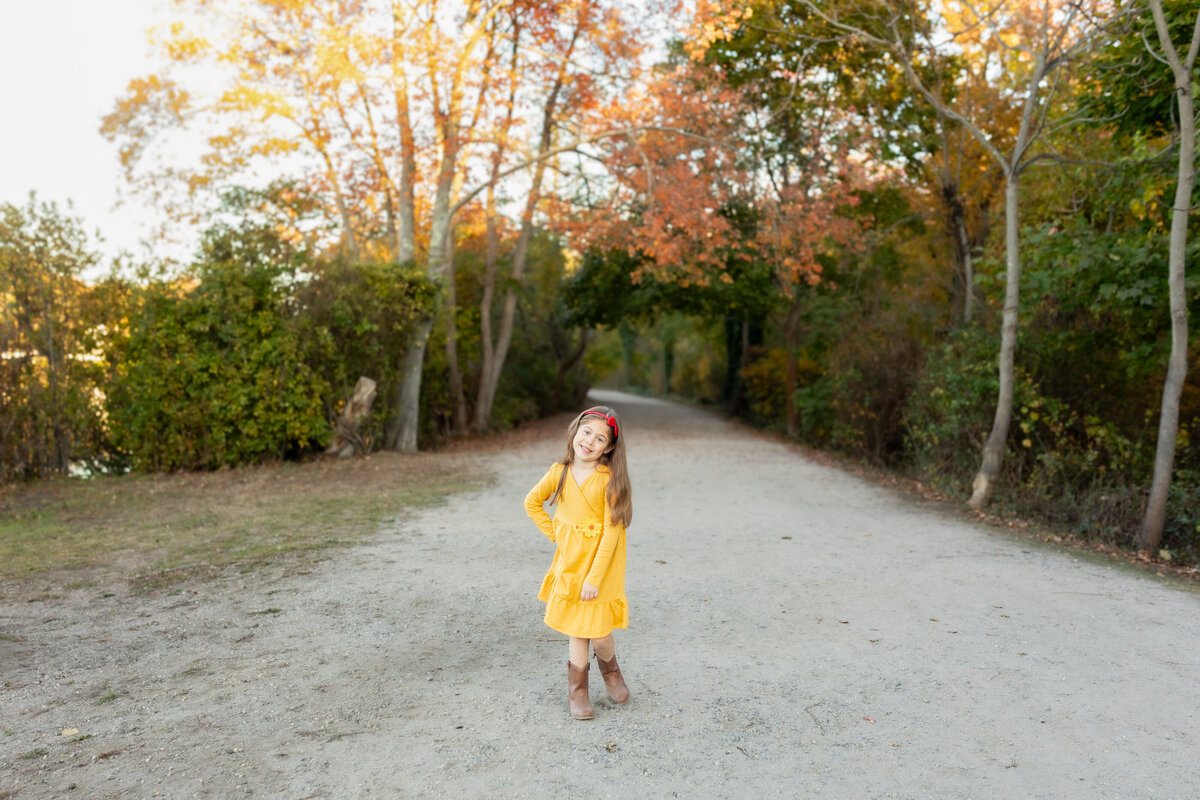 Girl-posing-pathway-susnet-Babylon