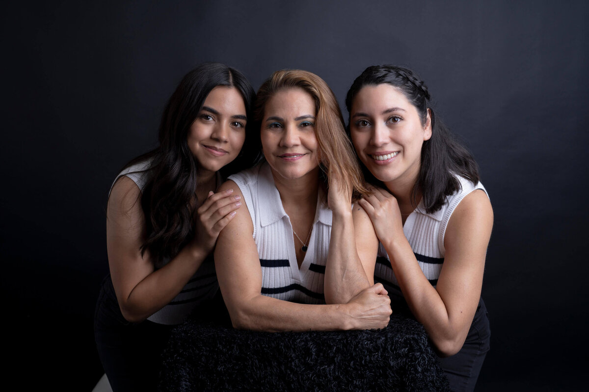 lomalinda-fineart-portraitphotography-mother-daught-portrait-session-adriana