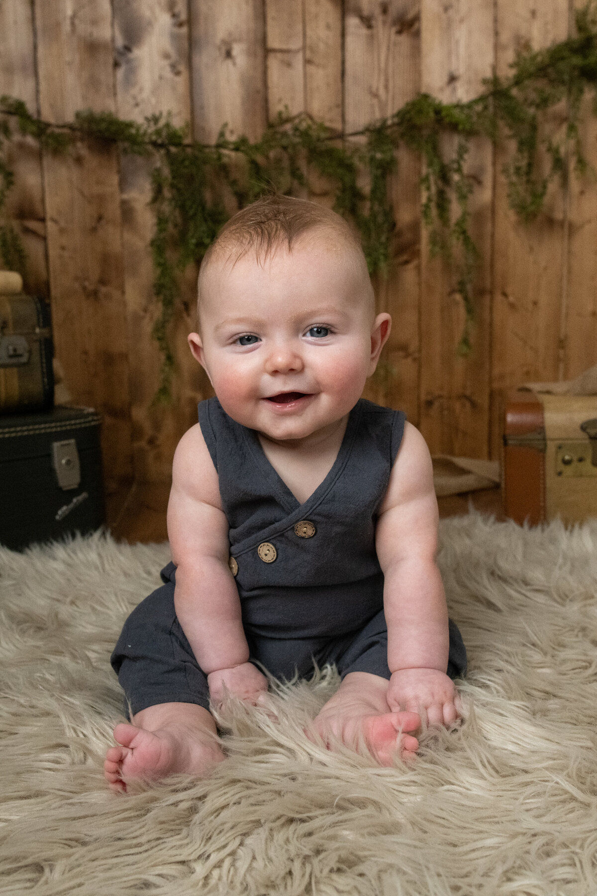 6-month-baby-sitting-up-cuyahoga-falls-photographer