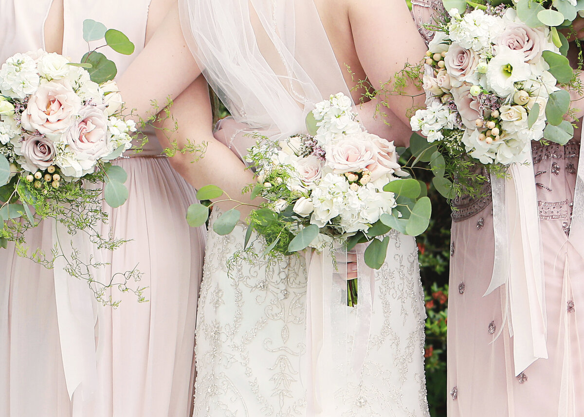 bridesmaids-bride-bouquets-wedding