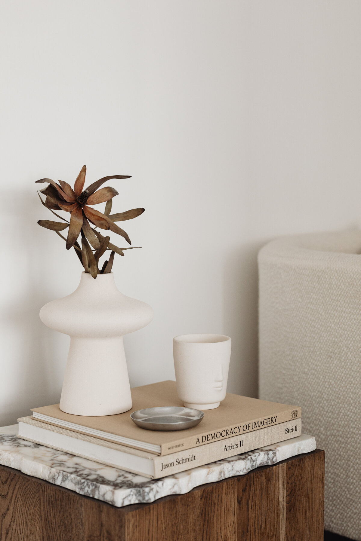 kaboompics_ceramic-vase-side-table-walnut-wood-marble-books-dried-flower-upholstered-armchair-26721
