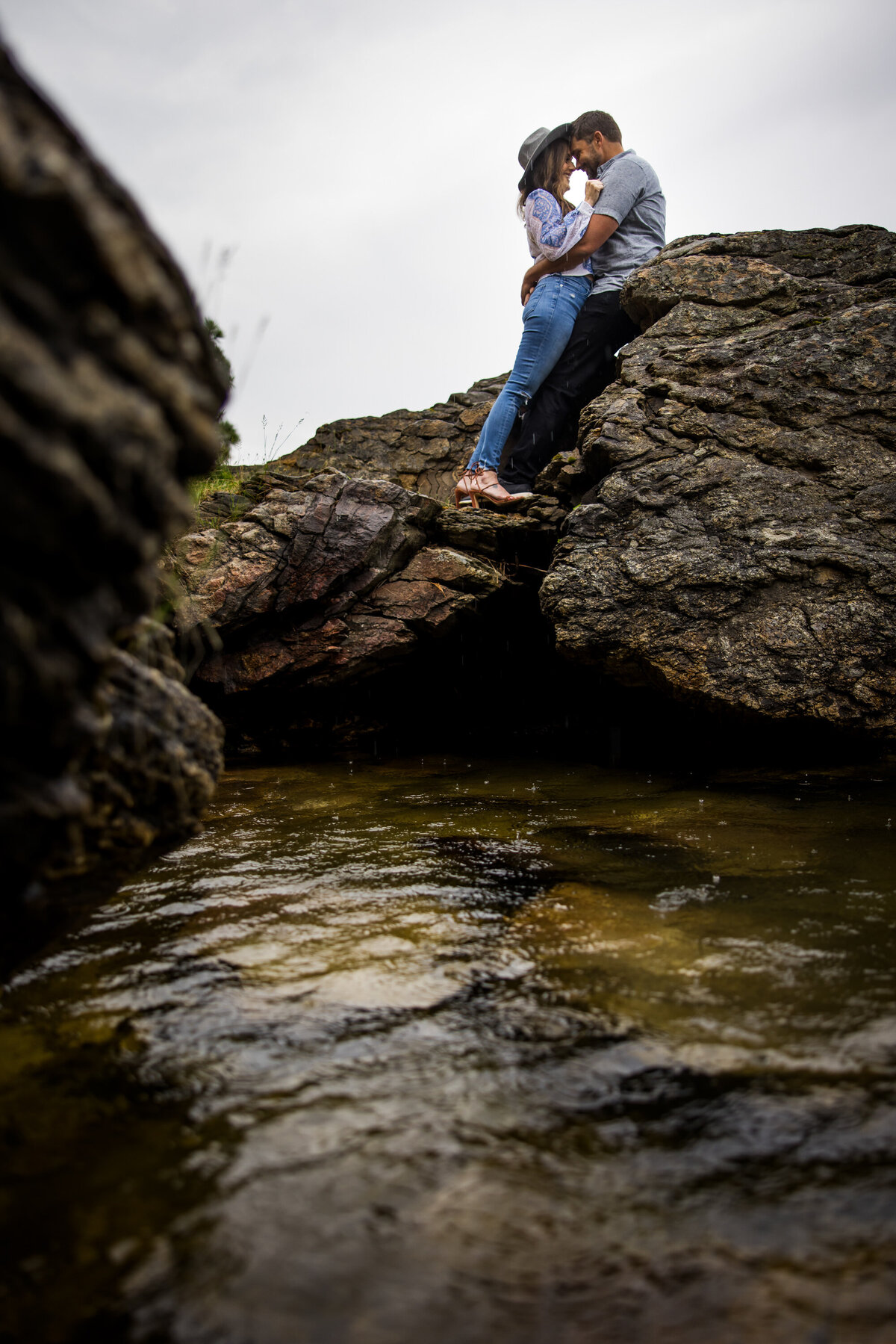 couple-water-rocks-engagement-portrait-coeur-dalene