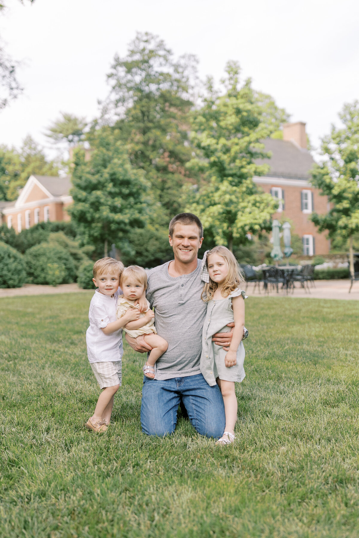 Family portrait session in a Philadelphia park - 22