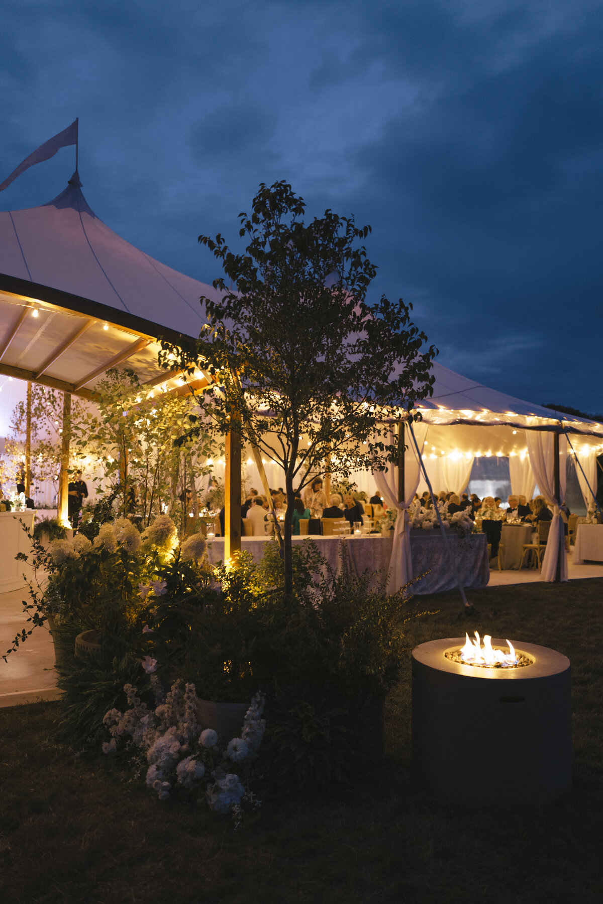Marthas-vineyard-wedding-planner-kg-events-design-luxury-destination-weddings-private-events-corporate-events-edgartown-ma-event-designer-outdoor-tented-wedding-reception-island-wedding-vogue-wedding-pohogonot-219