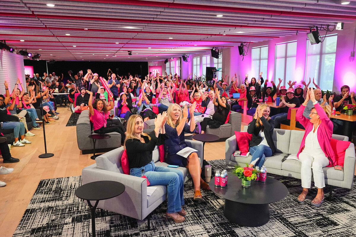 kansas-city-event-photography-0029-conference-audience-in-pink-lighting
