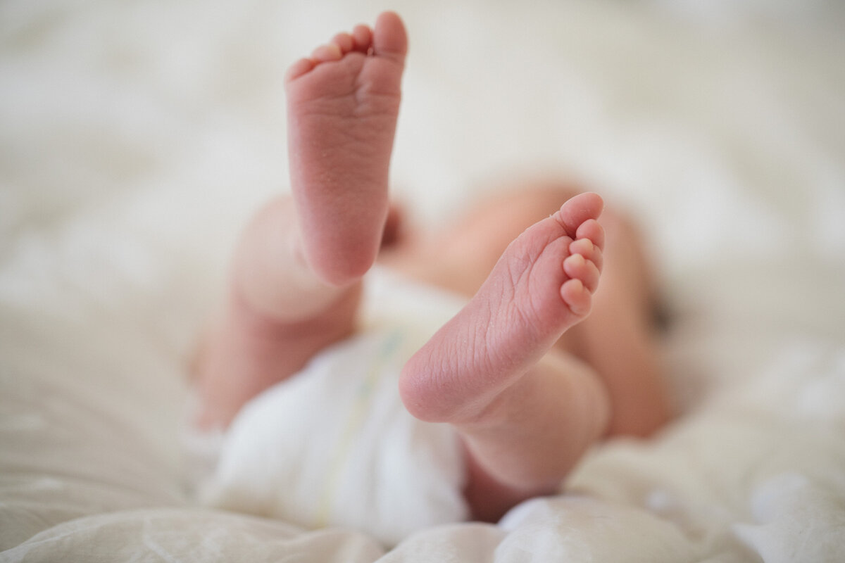candid-natural-boston-newborn-family-photographer-zev-fisher-024