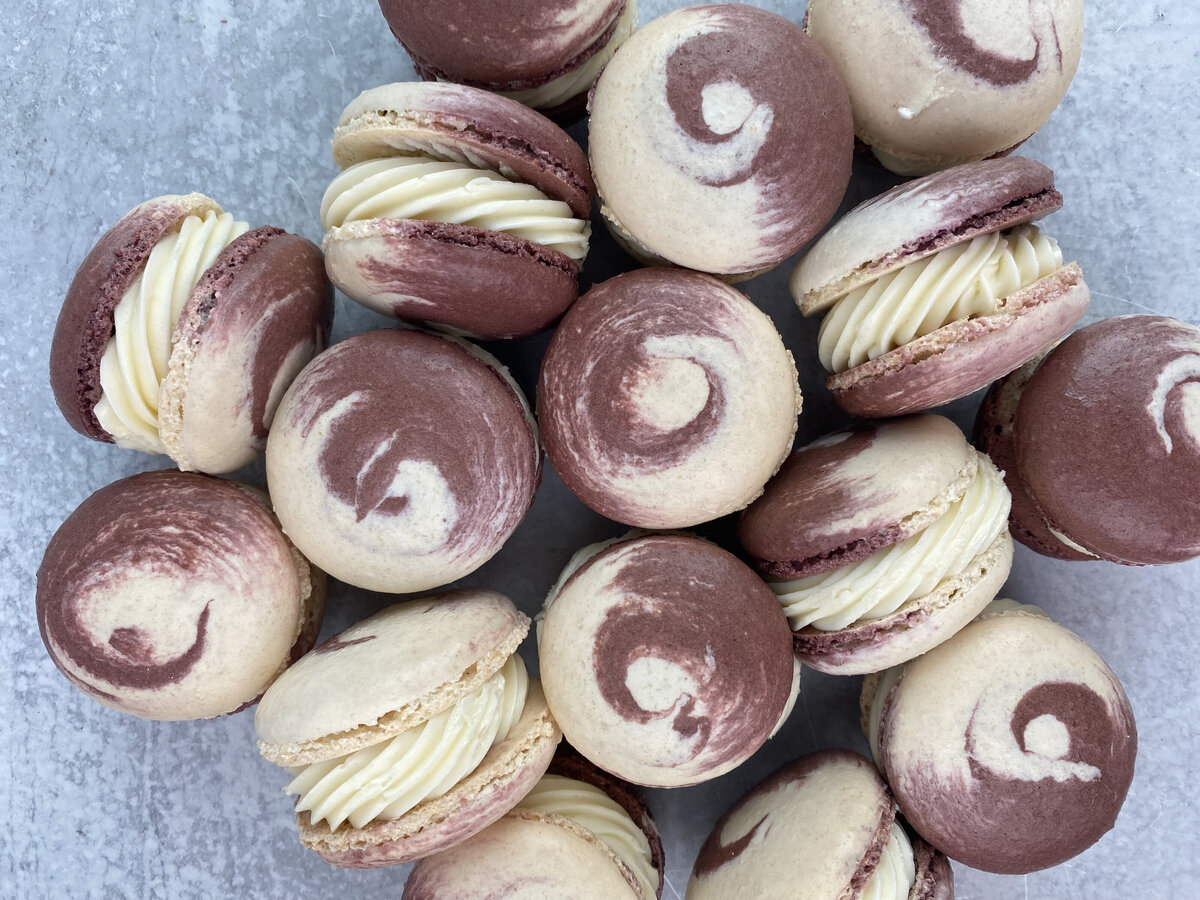 vianilla chocolate swirl macarons