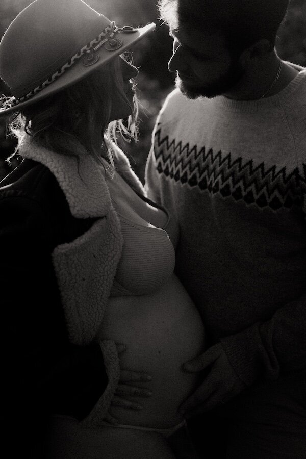Couple se regardant en contre-jour, tendresse et clair-obscur. Par Kamescop, shooting photo grossesse à la lumière naturelle.