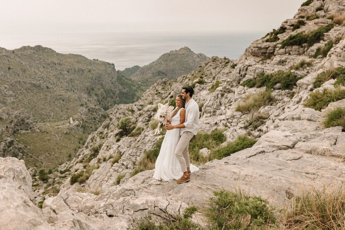 Brautpaar im Tramuntana Gebirge auf Mallorca mit Blick aufs Meer