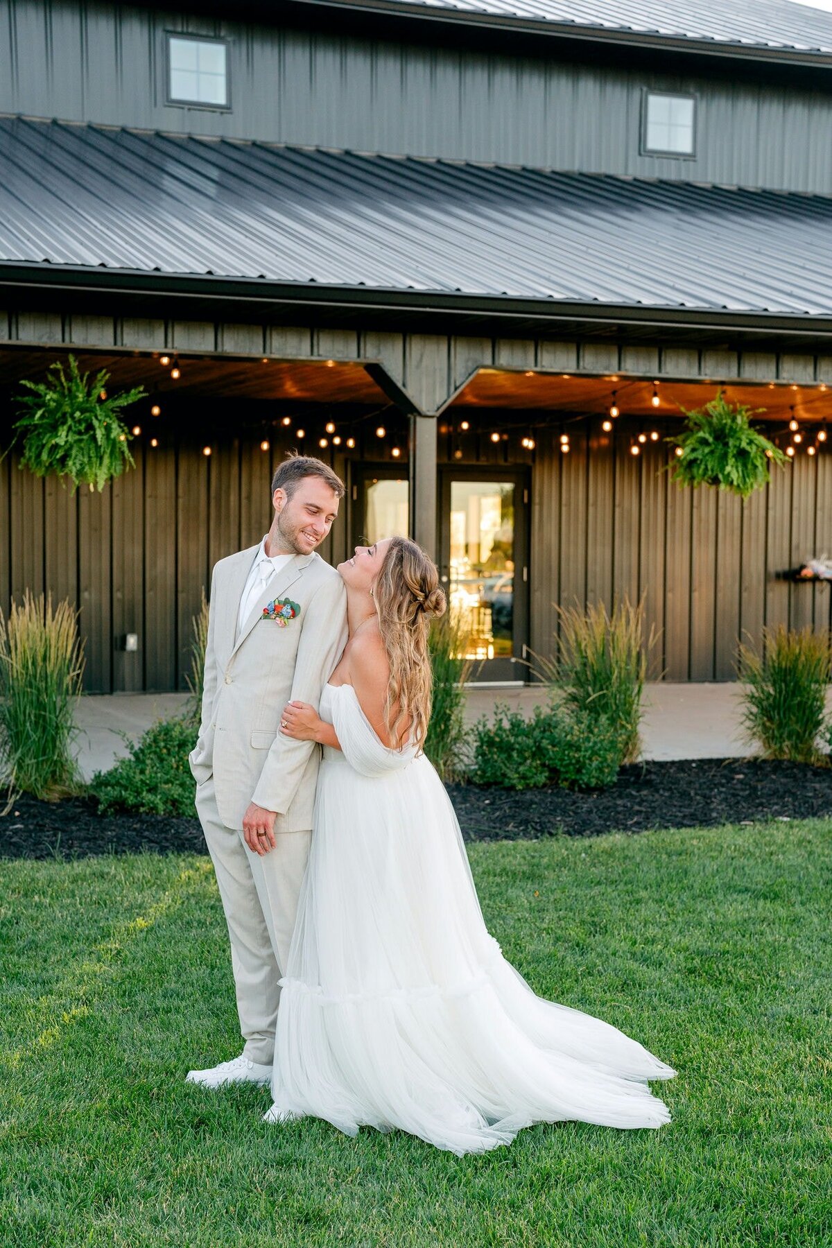 Bride_Groom_Backyard_Pose