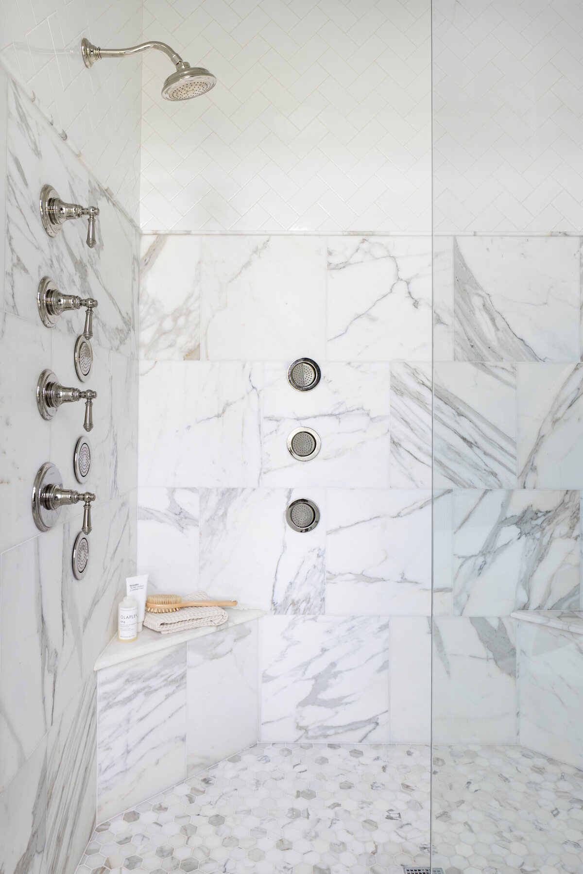 Walk_in_shower_with_all_the_handhelds