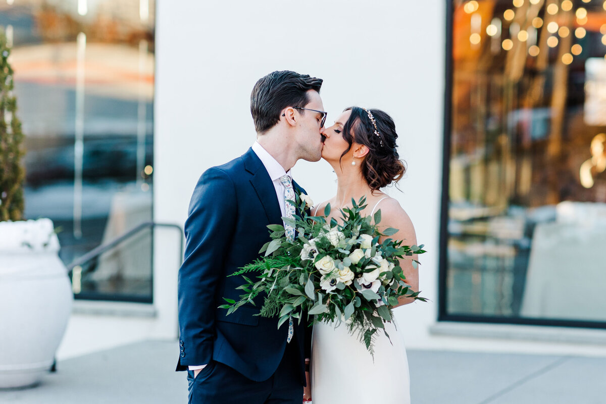 bride and groom kissing at Knoxville wedding venue